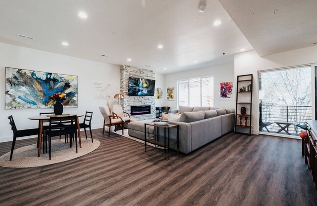 The Ballpark - New Trendy Townhome with 6 beds, private garage, and 6 desks