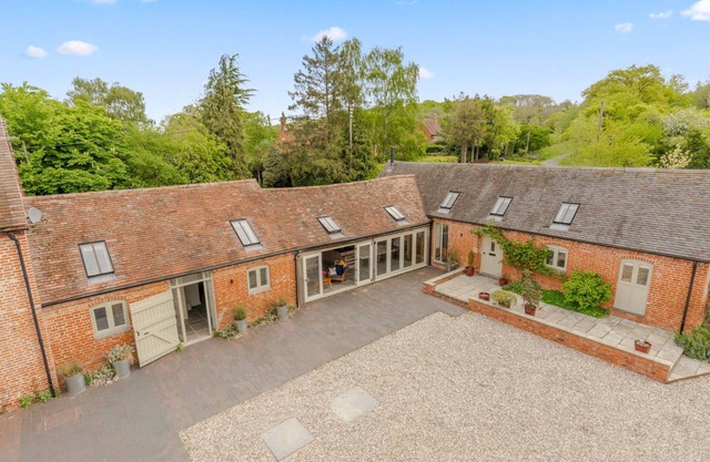 The Barn at Kington Grange - sleeps 6 guests in 3 bedrooms