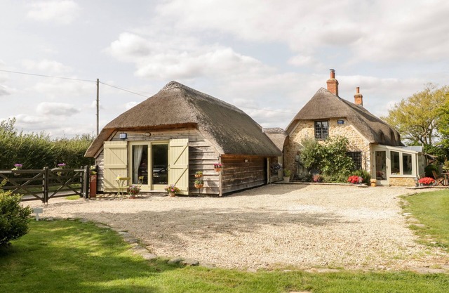 THE BARN AT RAPPS COTTAGE, romantic, with a garden in Ilminster