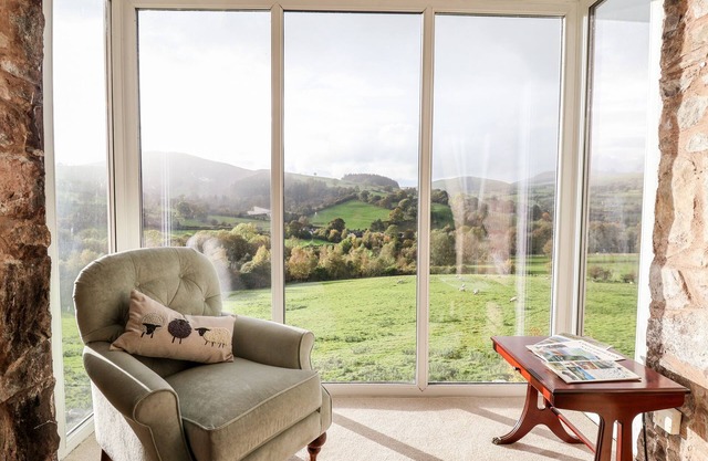 THE BARN, character holiday cottage in Llanarmon-Yn-Ial