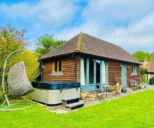 The Barn cottage with hot tub overlooking the lake