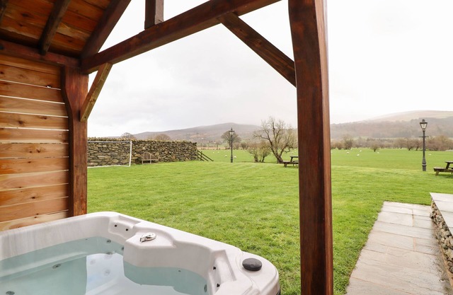 THE BARN, les animaux de compagnie, avec bain à remous à Corwen, Ref 942902