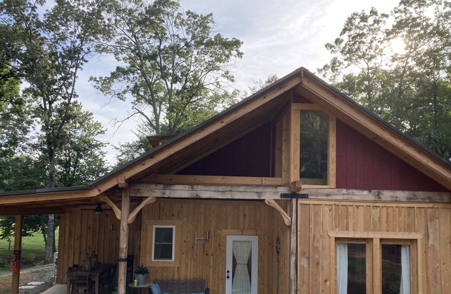 The Barn House - 8 miles to TIEC