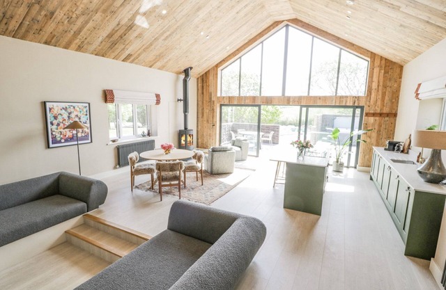 THE BARN, romantic, luxury holiday cottage in Llanfechell