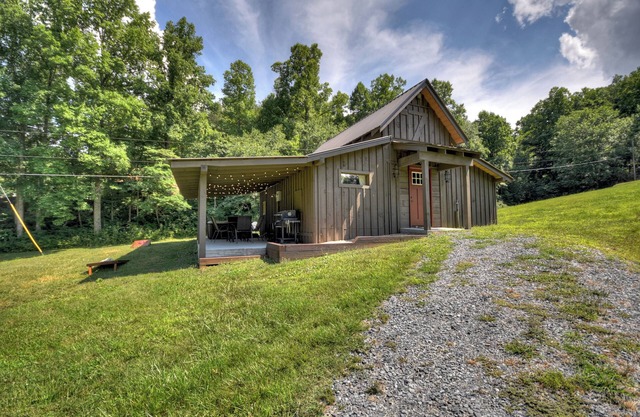 The Barn with a Hot Tub, Fire Pit and Pet Friendly