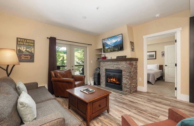 Le camp de base - Lux 2bd / 2ba Base Camp One Condo avec vue sur la piste et la climatisation!