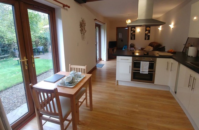Le sous-sol est un appartement indépendant au rez-de-chaussée situé dans 2 hectares de jardin