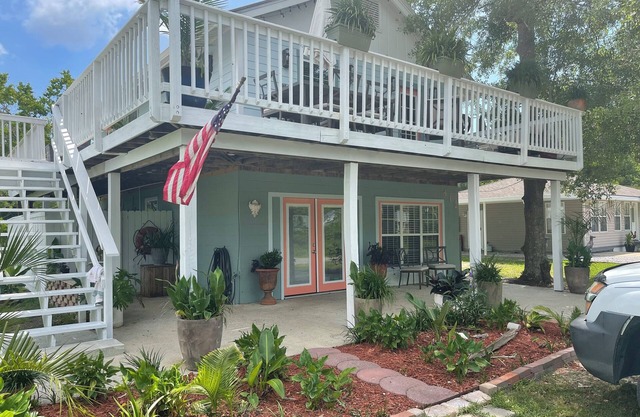 The Baycation Beach House, 10 min. Walk to Waveland Pier.2 blocks to Coleman Ave