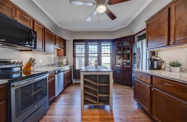 The Bayview Bungalow!: 5 Mins to Downtown