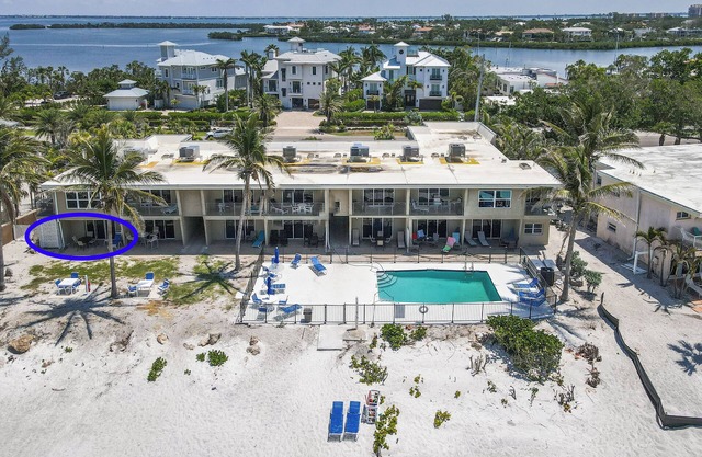 LA PLAGE, condo # 107, en bord de mer