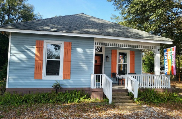 The Beach Depot. Cheery historic cottage - 5 minute walk to beach/ boat launch