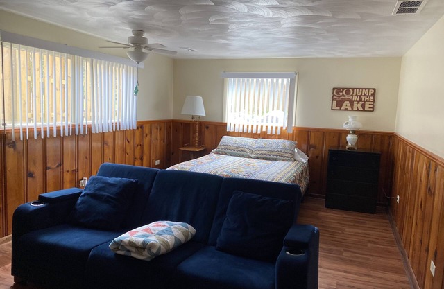 Unité "The Beach Hive" 1; 1 chambre au niveau inférieur sur le lac; Holly Hock Rentals