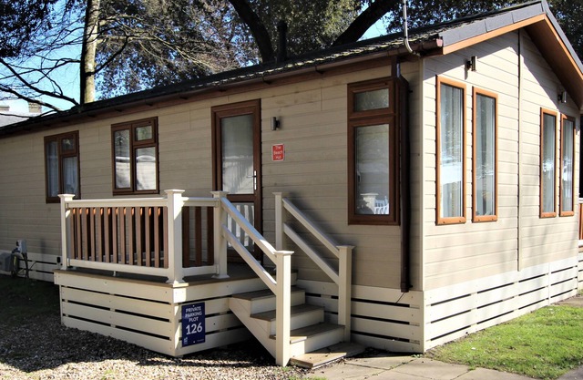 'The Beach Hut' - a pet friendly lodge by the beach on Sandhills Holiday Park, Mudeford