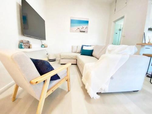 The Beach Pad - Renovated 1BR Steps from Towradgi