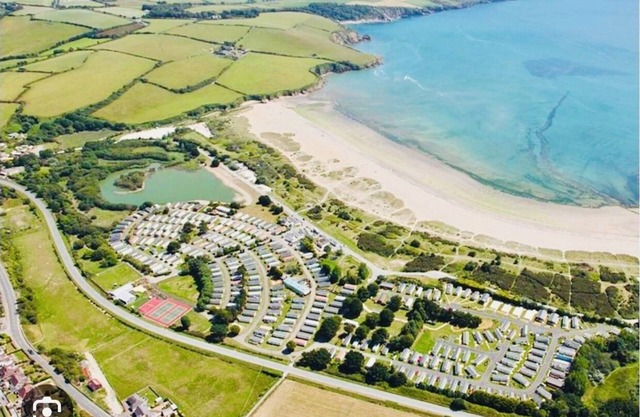 The Beach Retreat - Homely Beachside Caravan on 5* Park