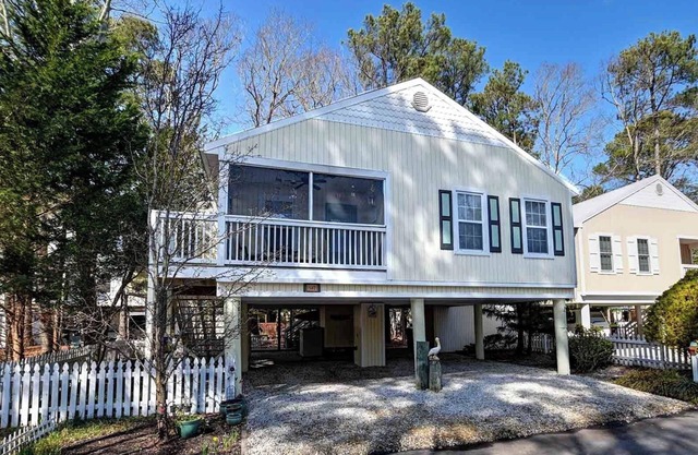 The Beach Treehouse located in Clearwater Community! WIFI, Community Pool, 3 miles to the Beach!
