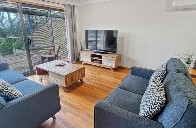 The Beachfront - 5 bedroom holiday home in Lake Cathie