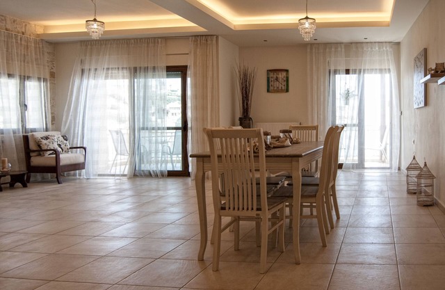 L'appartement en bord de mer fait partie du complexe Villa Omega à Lygaria Beach. En