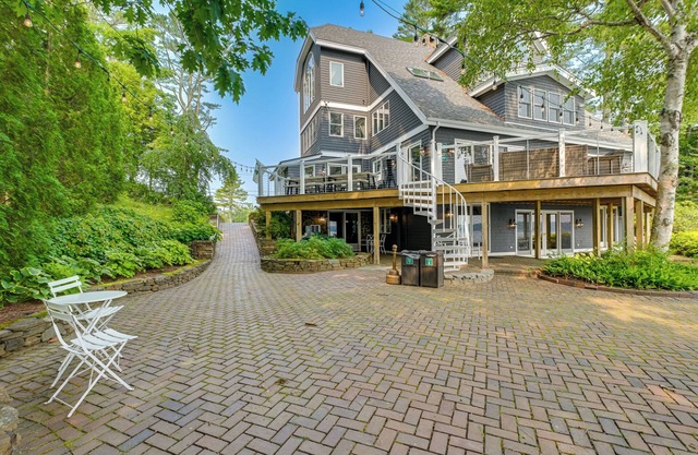 ‘The Beachhouse’ Retreat w/ Prescot Bay Views!