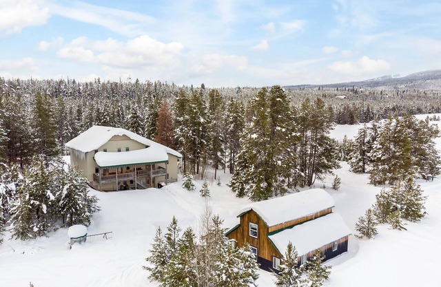 The Bear Den Bundle-12Br-10Ba-Sleeps 42-BBQ-FirePit-Hot tub-20m 2 YNP-Extra Parking-Mountainviews