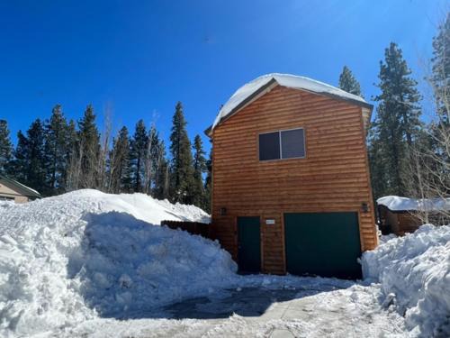The Bear Den - DREAM LOCATION WALKING DISTANCE TO LAKE AND VILLAGE!