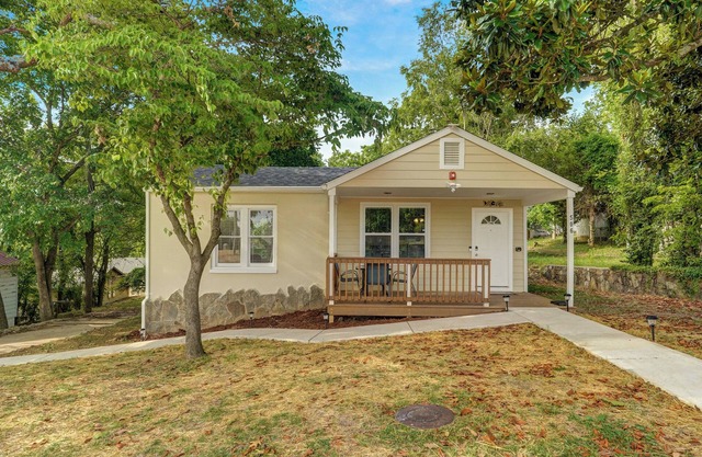 The Bear Den: Newly Rehabbed Home Near the Branson Landing