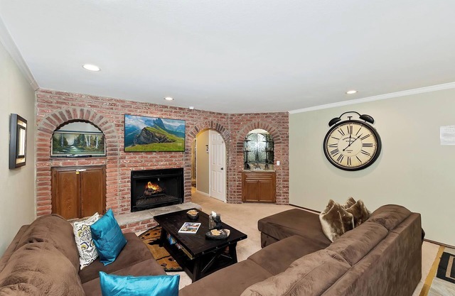 The Bear's Den By Destination Big Bear: Prime Location! WALK TO SNOW SUMMIT MT. RESORT! The Bears Den Welcomes ALL Mountain Adventure Enthusiasts! Cozy 2 Bedroom Condo!