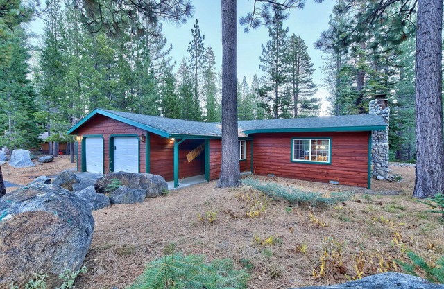 La cabane Tahoe à un étage de Bear's Den avec 3 chambres, 2 salles de bains, bain à remous