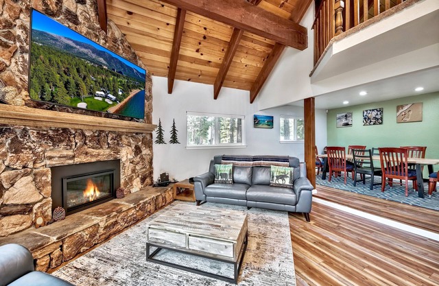 The Bear's Den: Game Room Loft, Pet Friendly, Bunks, 6 Guests+Extra Kids 5 Years Old and Younger