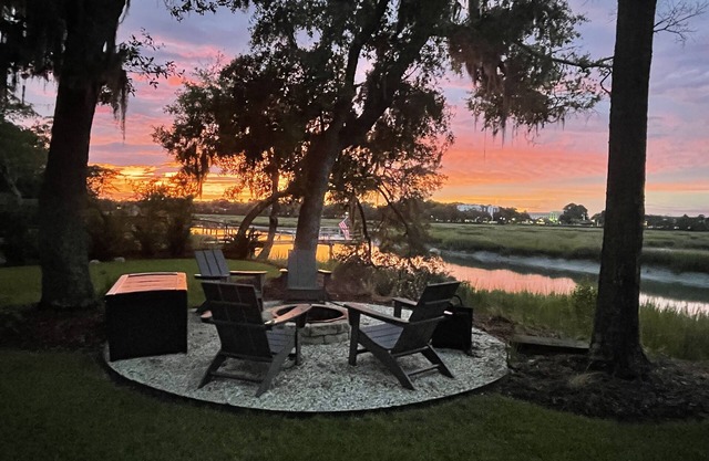 The "Beaufort Breeze" Five Minutes from Historic Beaufort with Marsh and Dock!