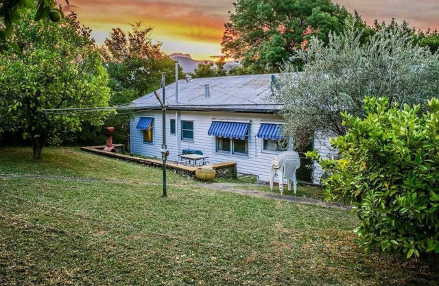 The Beaut-Tee Spot is a charming house in the heart of the Vic Alps