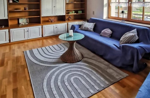 The beautiful apartment with separate entrance is on the 1st floor and accessible via 7 steps. The apartment is quietly located and only a few minutes away from the town center. The living space of 62 sqm consists of one bedroom with a...