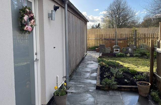 THE BEEHIVE, pet friendly, character holiday cottage in Stoke Canon