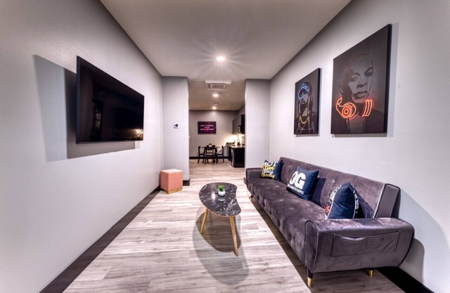 The Bella Downtown's Young Money Manor Suite, 2 Queen Beds, Sleeps 4