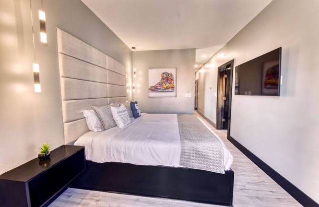 The Bella's Sneaker Dreamzzz Suite, Sleeps 2, Private Balcony