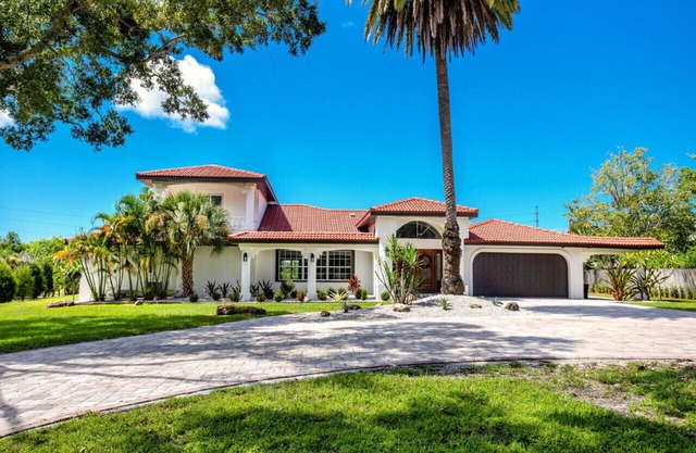 The Belleair Estate - Breathtaking Waterfront Home w/ Heated Pool