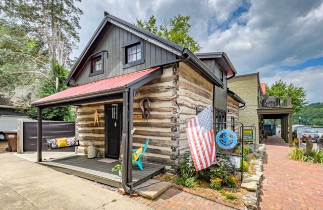 La cabane au 112, rue Main Augusta: Retraite sur la rivière rustique
