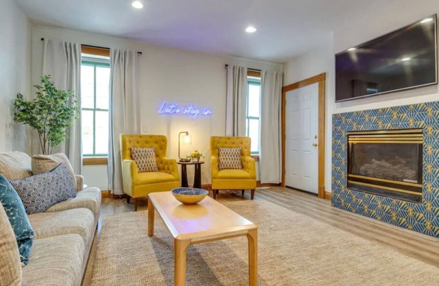 THE BEST Downtown Spot! Free parking,Pet friendly.