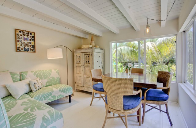 LE MEILLEUR EMPLACEMENT-ÉNORME COUR ET CHALET PRIVÉ - PALM COTTAGE -SUMMERLA