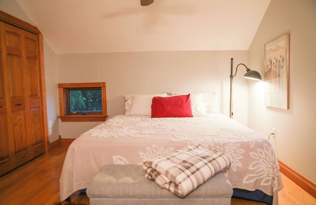 The Best of Both Worlds.....Cozy House Close to Downtown with country charm....