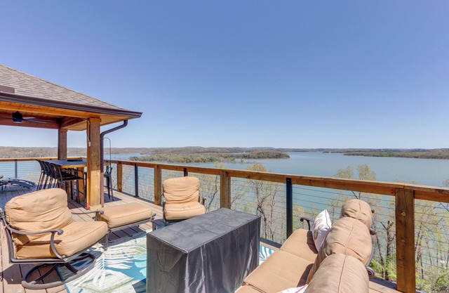 Family Retreat on Beaver Lake w/ Deck & BBQ
