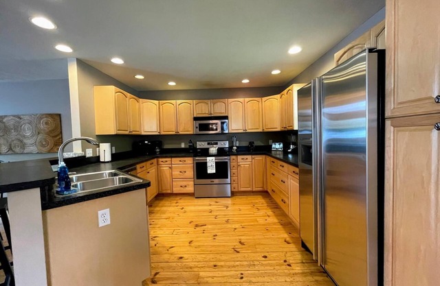 RESERVE MAINTENANT!! Chalet sur 5 acres Resort privé avec 350 'Duck Lake Frontage.