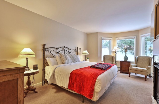 The Birch Ridge: American Classic Room #7 - King Suite in Killington. Hot Tub.
