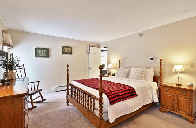 The Birch Ridge- Colonial Maple Room #1 - Queen Suite in Renovated Killington Lodge home