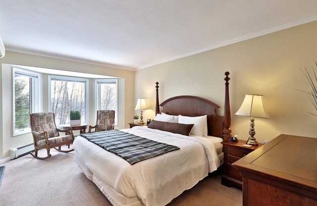 The Birch Ridge: English Gentleman's Room #9 - King Suite in Killington, Vermont. Hot Tub.