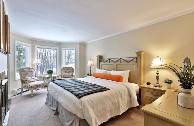 The Birch Ridge: European Room #8 - King Suite in Killington, Vermont. Hot Tub.