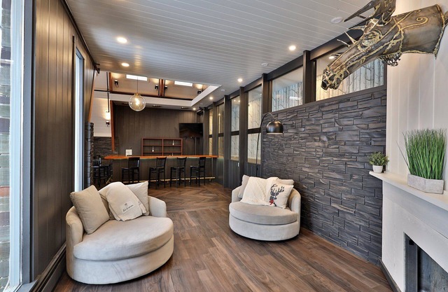 The Birch Ridge: Takeover an entire inn for your group! Great common areas, 11 rooms, hot tubs!