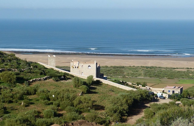 La maison aux oiseaux entre ciel et mer.