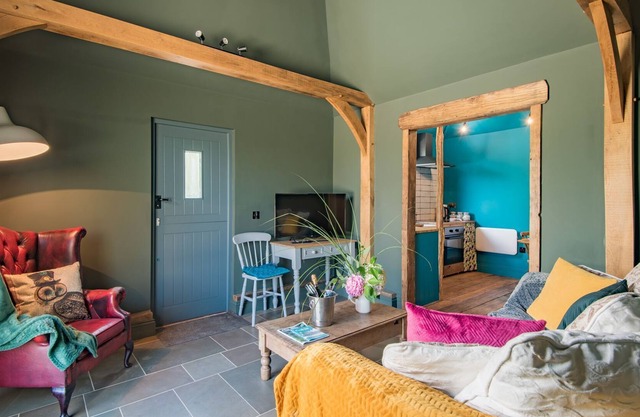 The Bird Hide - quirky, cosy lodge with hot tub - perfect romantic getaway!