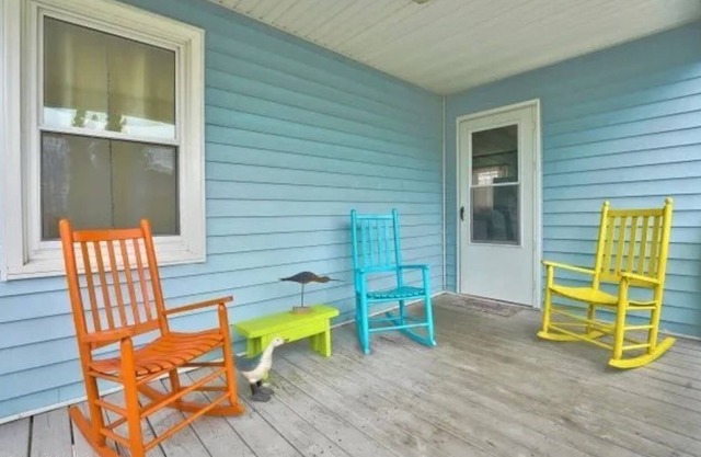 "The Bird House" A Cozy Historic Beach Cottage walking distance to beach!